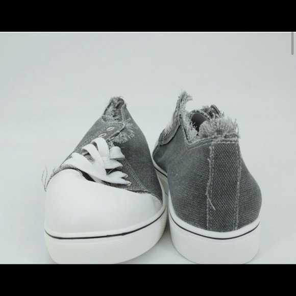 Freyed grey shoes - Picture 4 of 4